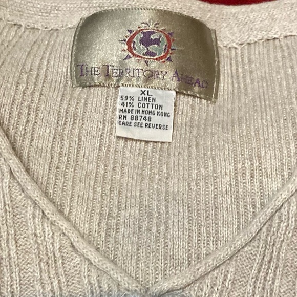 Long sleeve, V-neck, overhead men’s sweater, cream colored in linen/cotton blend - Picture 3 of 11